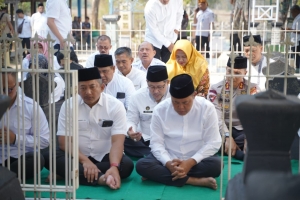 KETUA PENGADILAN AGAMA KARANGANYAR IKUT SERTA ZIARAH MAKAM LELUHUR KARANGANYAR