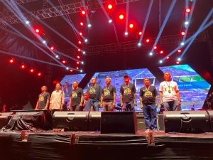 KONSER DEWA 19 DI ALUN-ALUN KARANGANYAR, WAKIL KETUA PENGADILAN AGAMA KARANGANYAR IKUT HADIR.