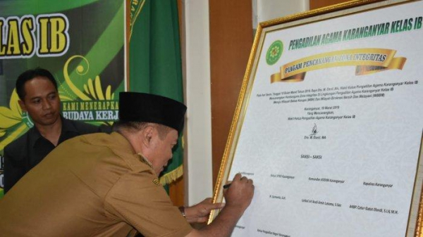 Bupati Karanganyar, Juliyatmono saat menandatangani piagam perencanaan zona integritas WBK dan WBBM di Aula Kantor Pengadilan Agama Karanganyar, Senin (18/3/2019).