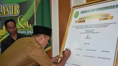 Bupati Karanganyar, Juliyatmono saat menandatangani piagam perencanaan zona integritas WBK dan WBBM di Aula Kantor Pengadilan Agama Karanganyar, Senin (18/3/2019).