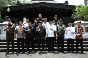 ZIARAH MAKAM LELUHUR KARANGANYAR