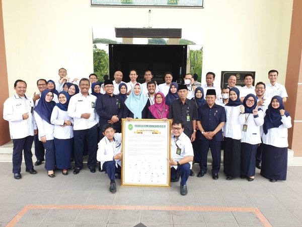 PENANDATANGANAN PAKTA INTEGRITAS DAN PEMBAGIAN SK PEGAWAI PENGADILAN AGAMA KARANGANYAR